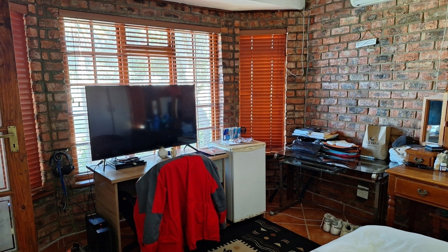 To Let 4 Bedroom Property for Rent in Bluewater Bay Eastern Cape